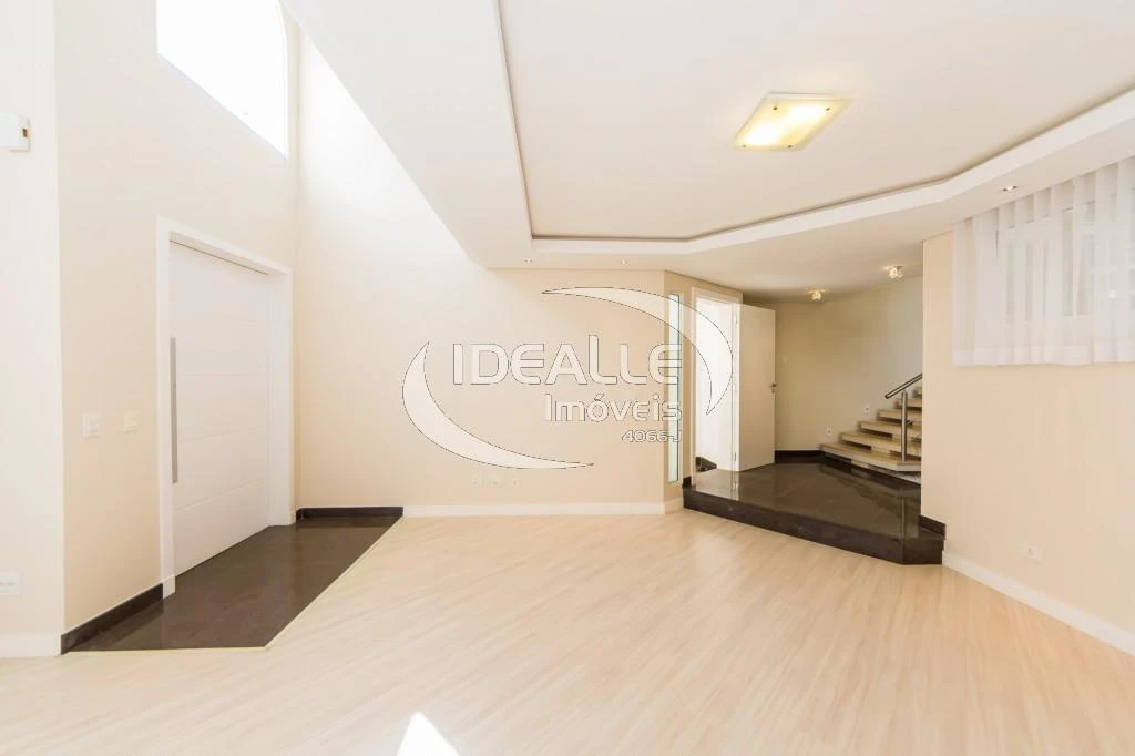 402 m² furnished house with 4 bedrooms and 5 parking spots