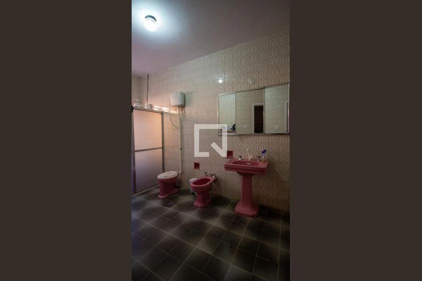Furnished house with 5 bedrooms and 2100 m² — photo 46