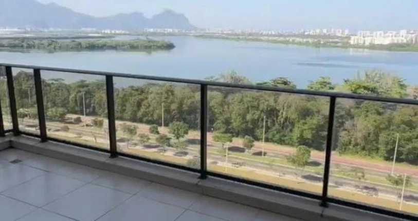 4-bedroom apartment with a water view — photo 8