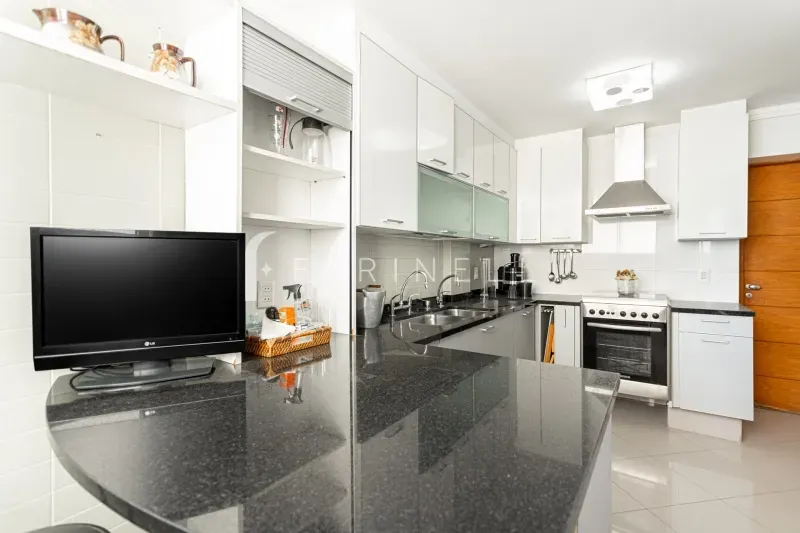 Apartamento de 4 quartos com janelas do chão ao teto — photo 22