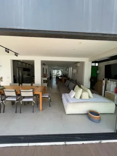 Furnished house, 280 m², with floor-to-ceiling windows