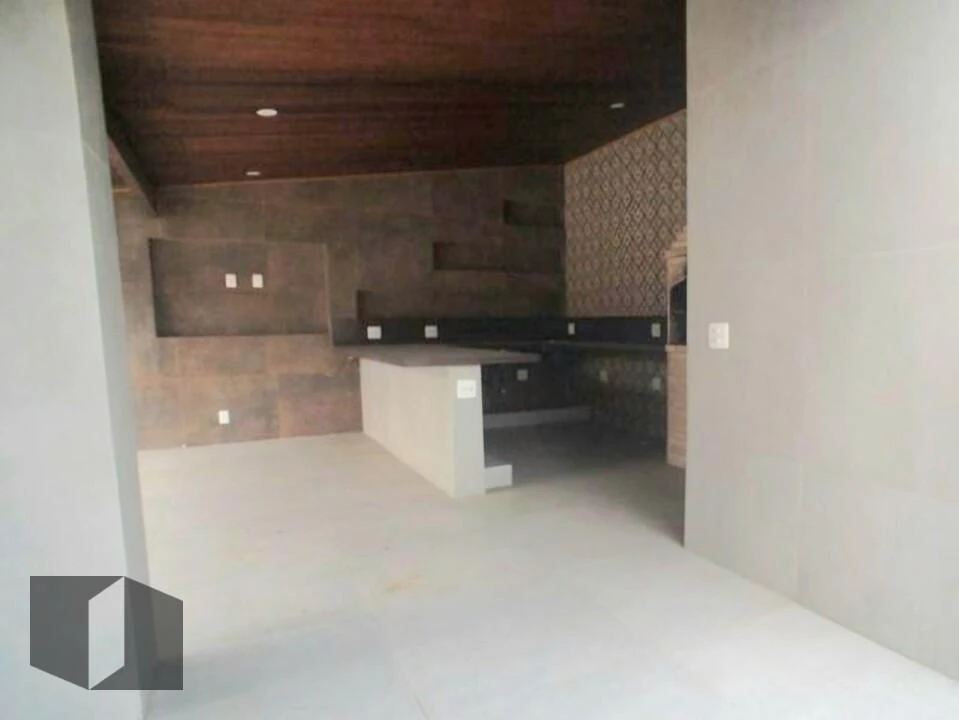 Balcony with a grill in a 4-bedroom house, 330 m² — photo 16