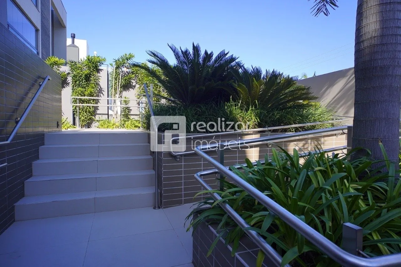 One-bedroom apartment in a building with a gym — photo 10