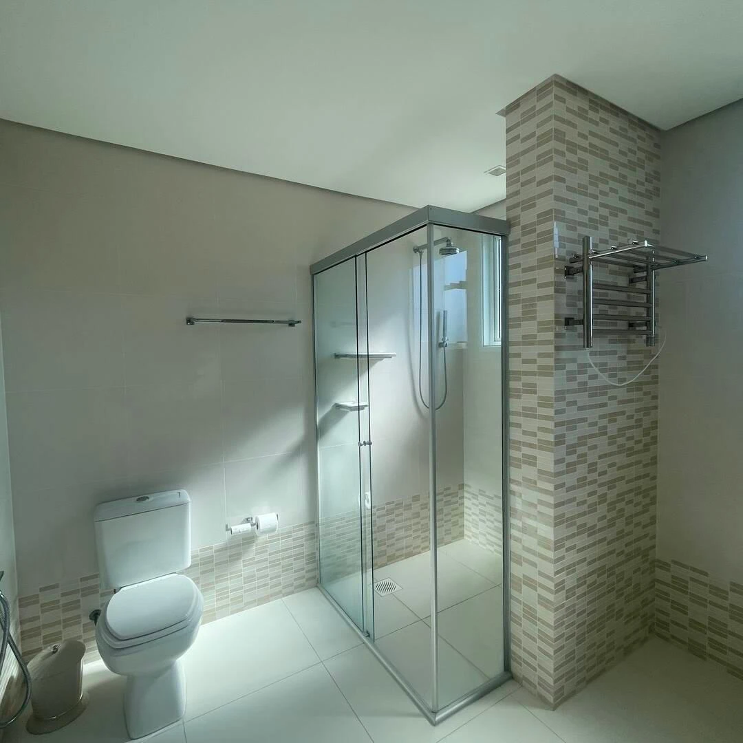 5-bedroom house with a glass-enclosed balcony — photo 13