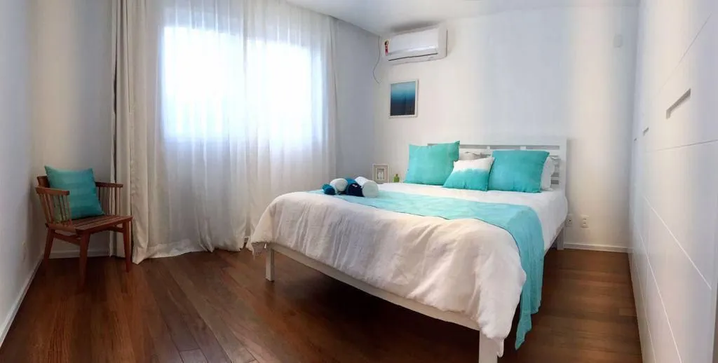 Unfurnished 2-bedroom apartment with a compact kitchenette — photo 3