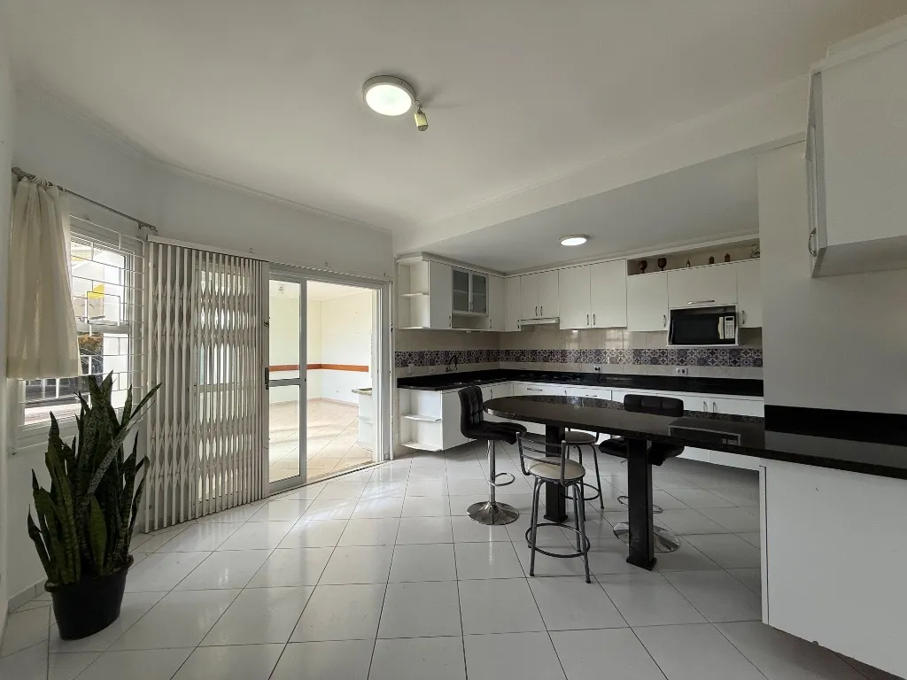 3-bedroom house with a bathtub in Curitiba — photo 9