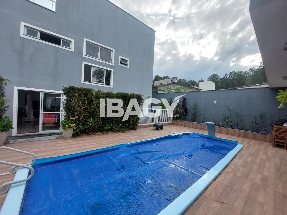 Casa com 4 dormitórios e churrasqueira privativa