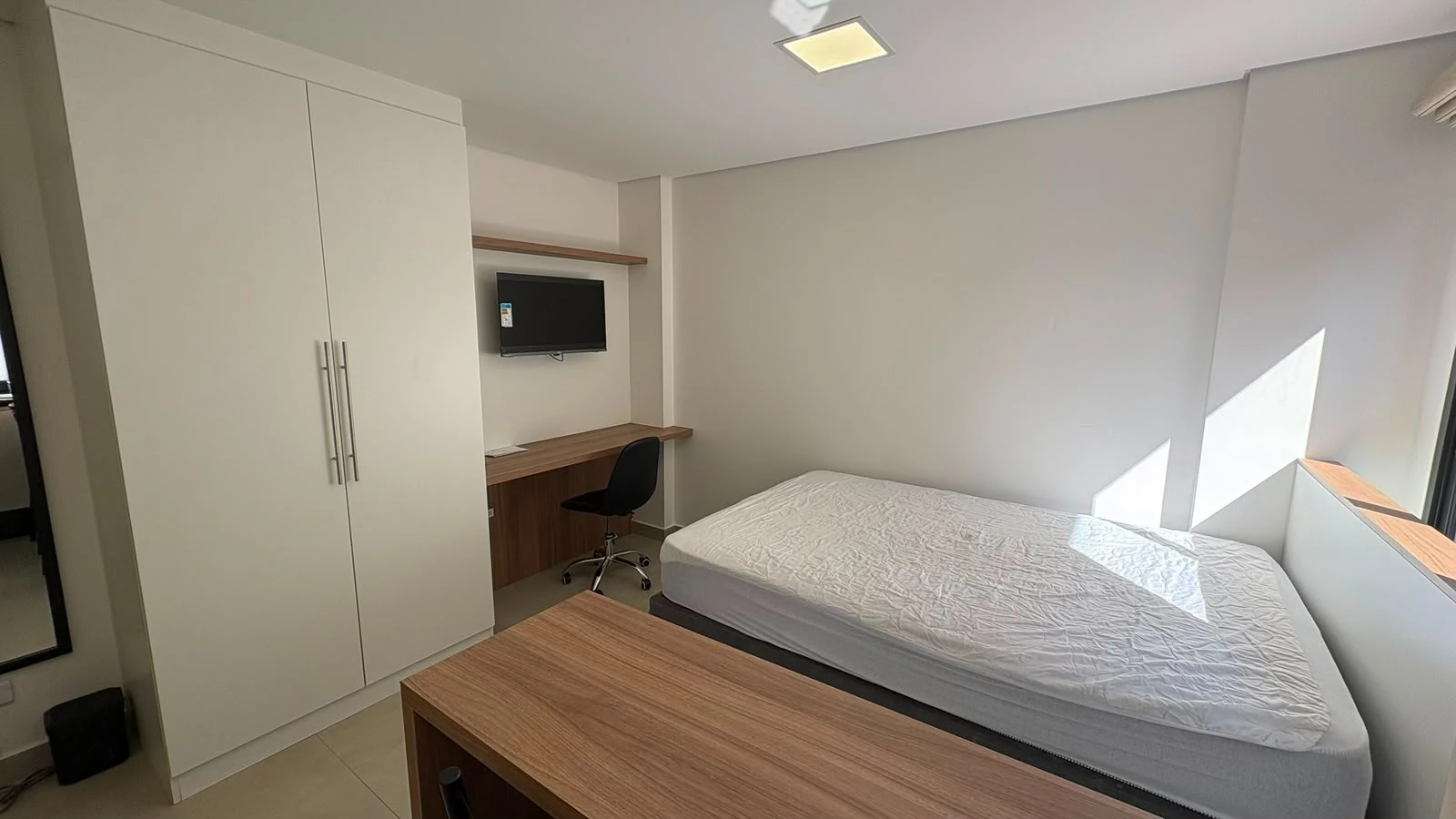 Furnished 29 m² studio with a ready workspace