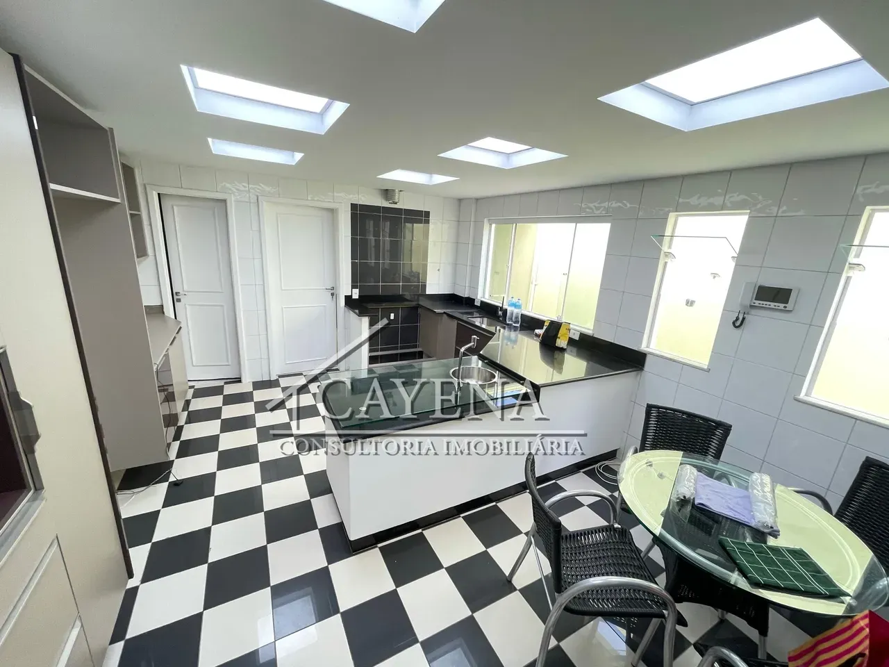 4 quartos e banheira: casa de 650 m² — photo 9
