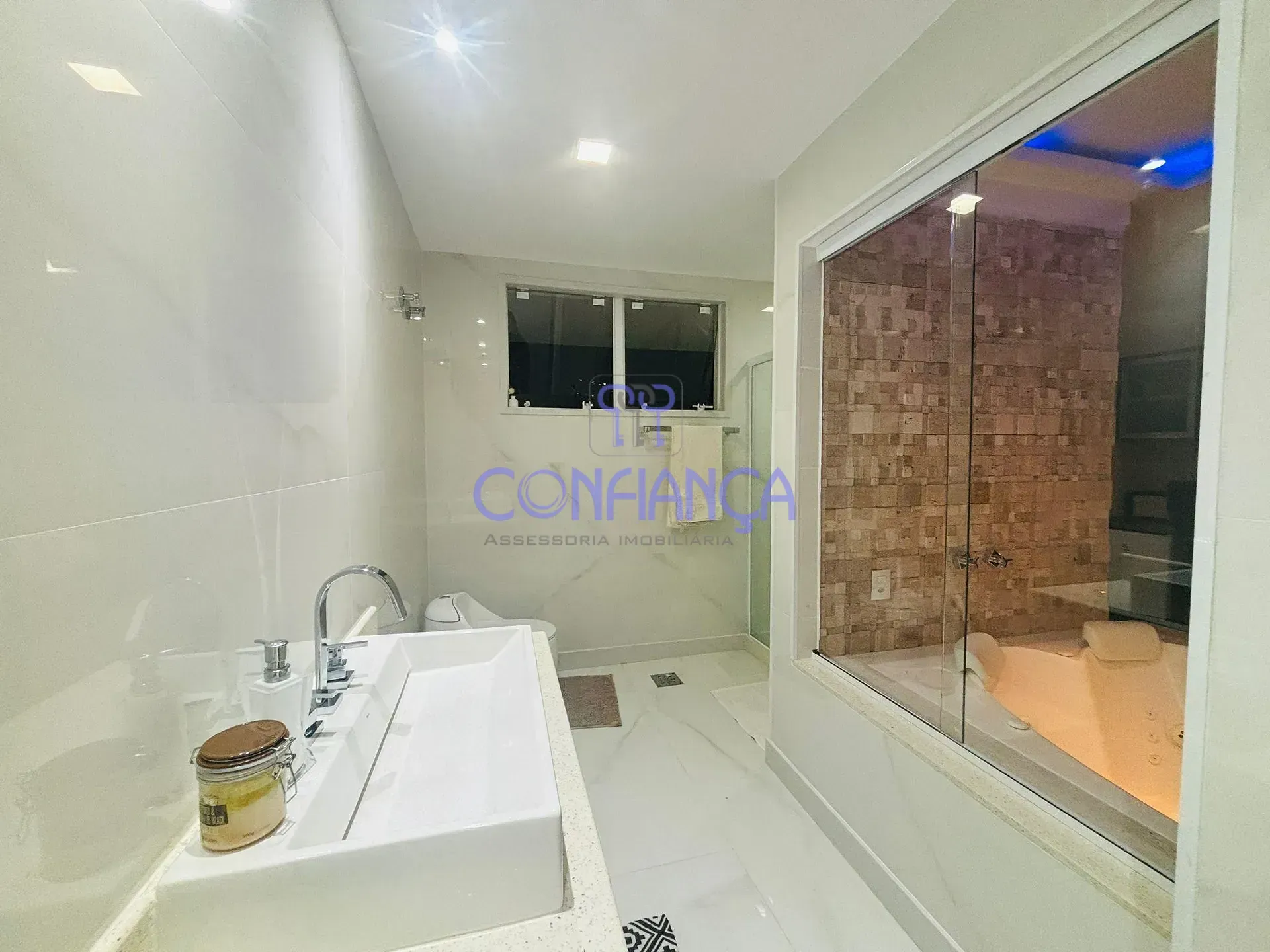 House with 4 en-suite bedrooms and 6 bathrooms — photo 5