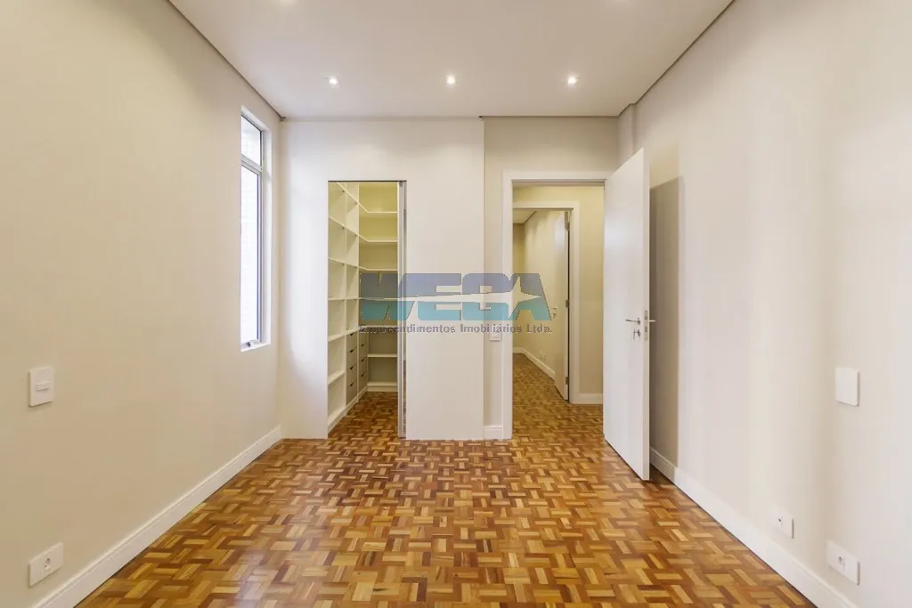 3-bedroom apartment with a walk-in closet — photo 4