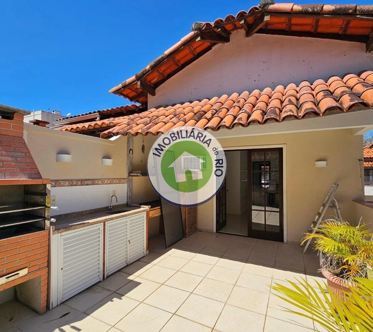 House with 4 bedrooms and 5 bathrooms plus balcony — photo 27