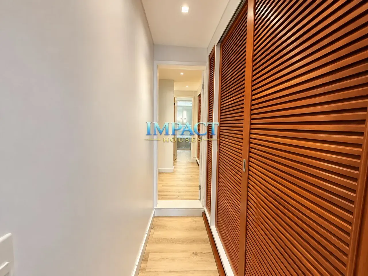 4-bedroom house with a walk-in closet — photo 23