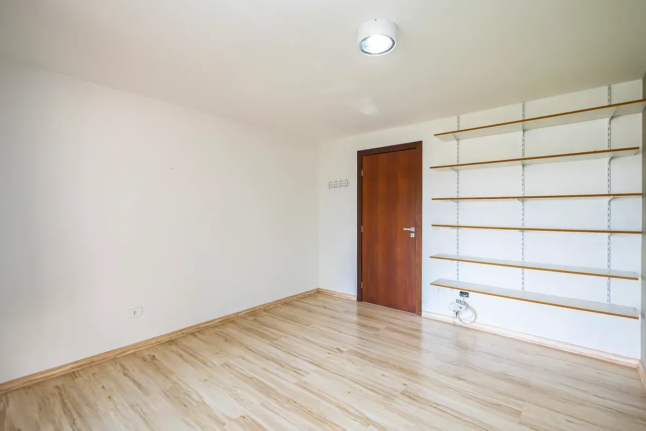 Furnished house with 5 bedrooms and 470 m² — photo 32