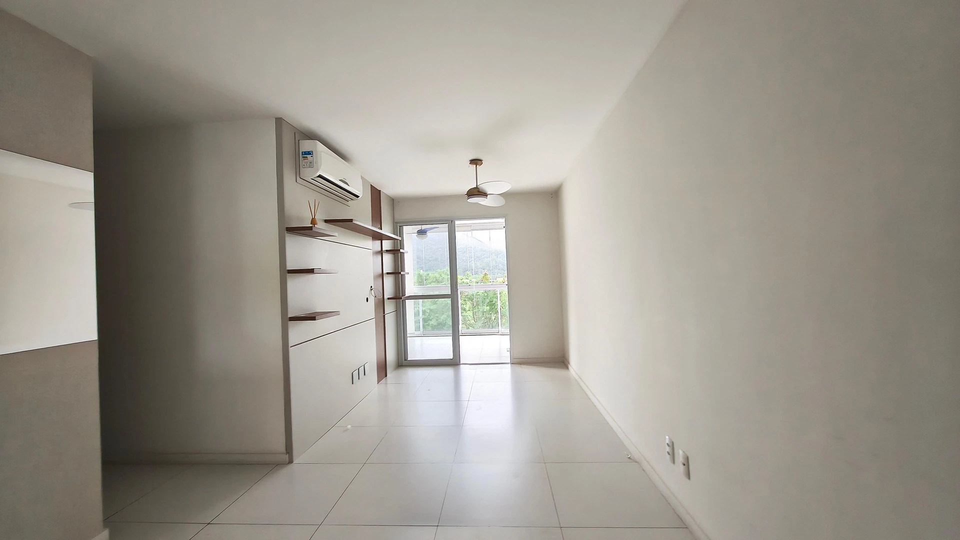 Glass-enclosed balcony in a 3-bedroom apartment, 87 m² — photo 8