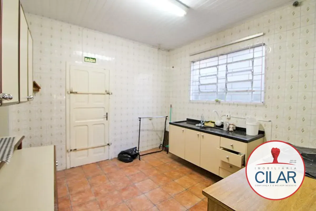 Casa comercial sem mobília com 4 quartos e área de 215 m²