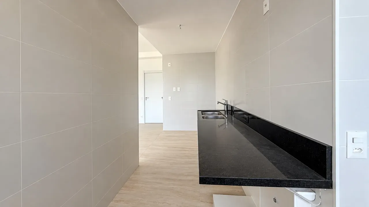 Glass-enclosed balcony in a 3-bedroom apartment, 115 m² — photo 2