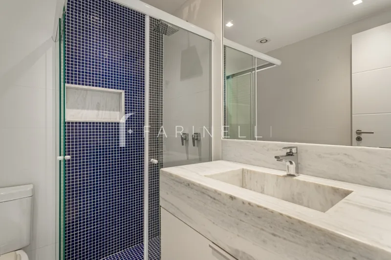 Glass-enclosed balcony in a 3-bedroom apartment, 136 m² — photo 2