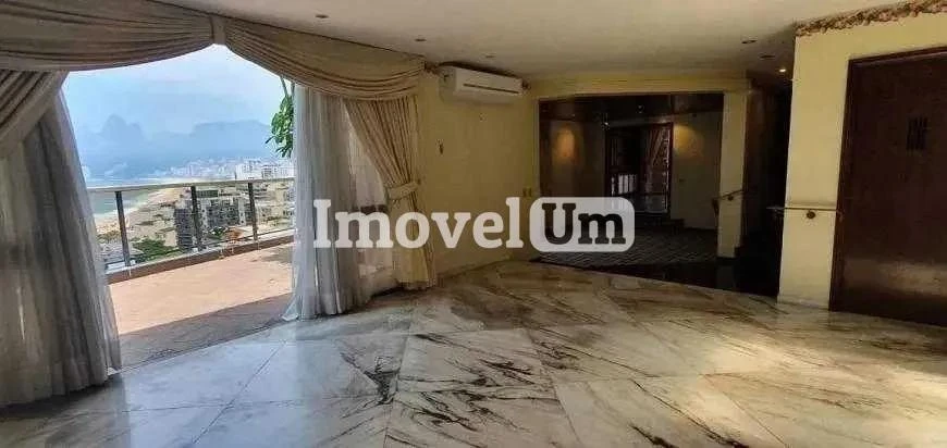Apartamento de 900 m² com vista para a água e banheira