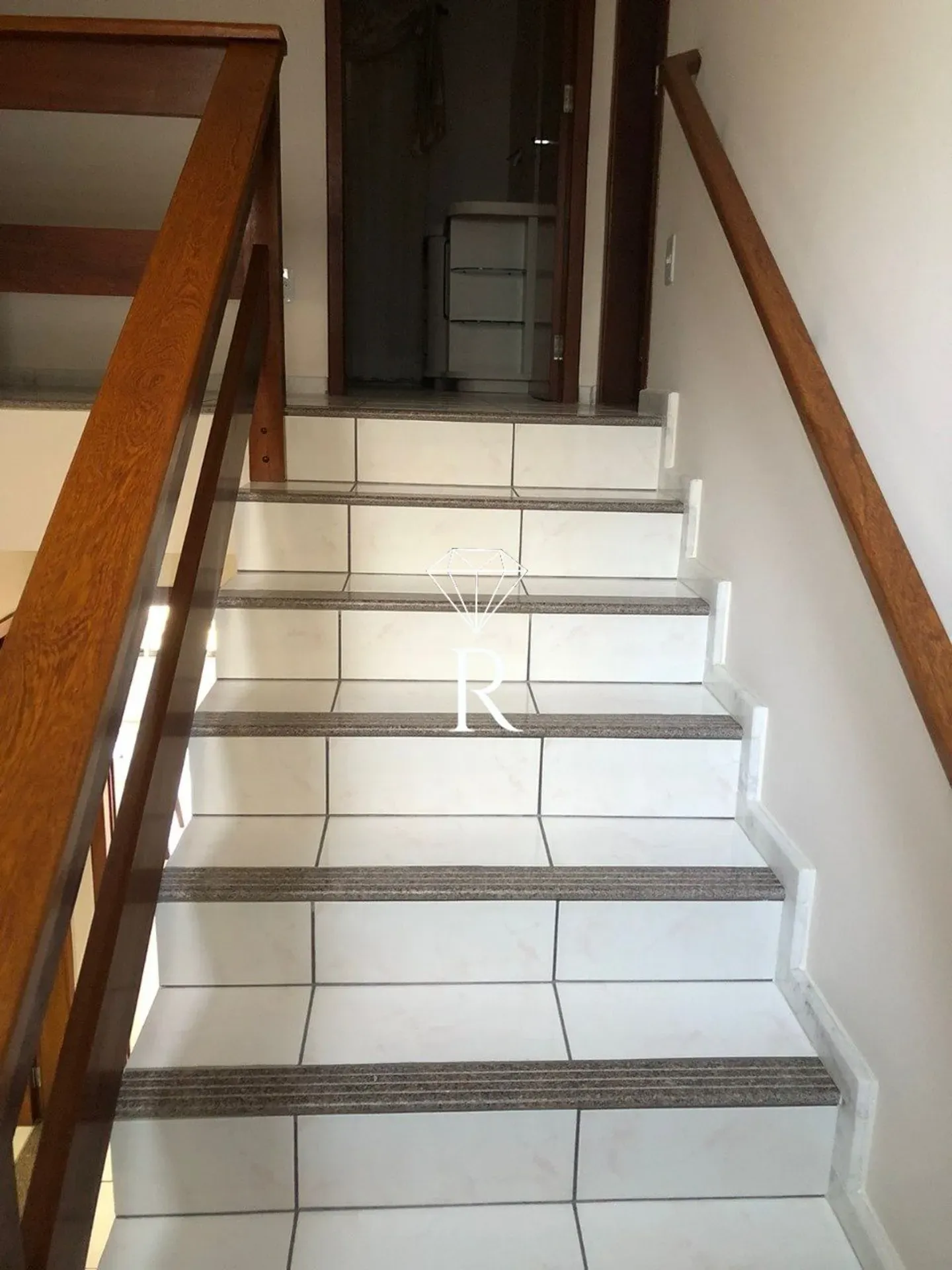 Casa mobiliada com 3 quartos e canto de trabalho pronto
