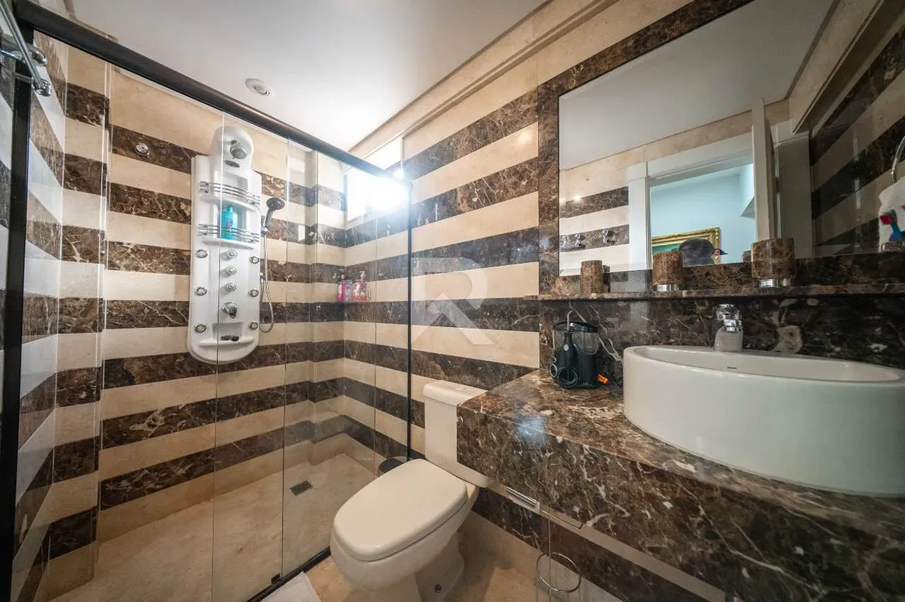 Furnished apartment with 3 bedrooms and 221 m² — photo 40