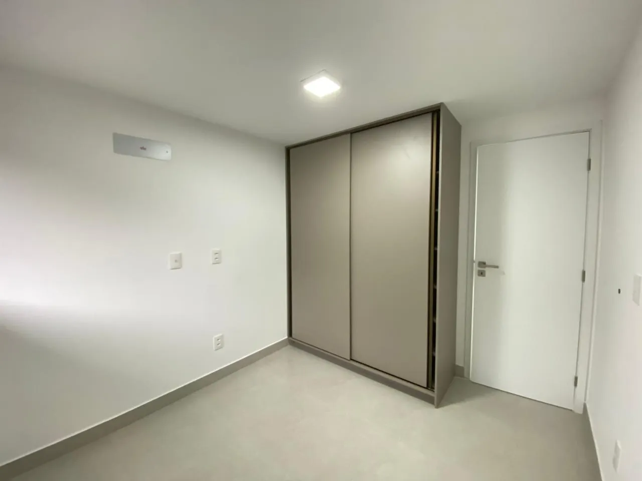 3-bedroom rental apartment with enclosed balcony — photo 2