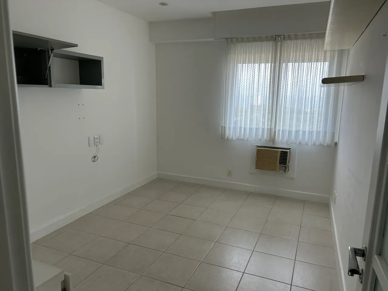4-bedroom apartment with a water view — photo 5