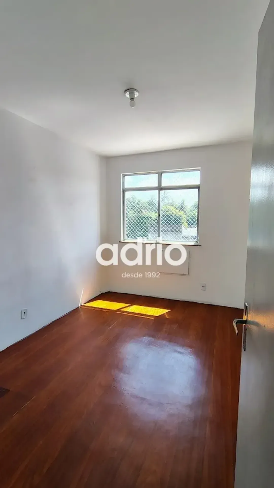 Apartamento com piso de madeira ou laminado, Tanque — photo 7