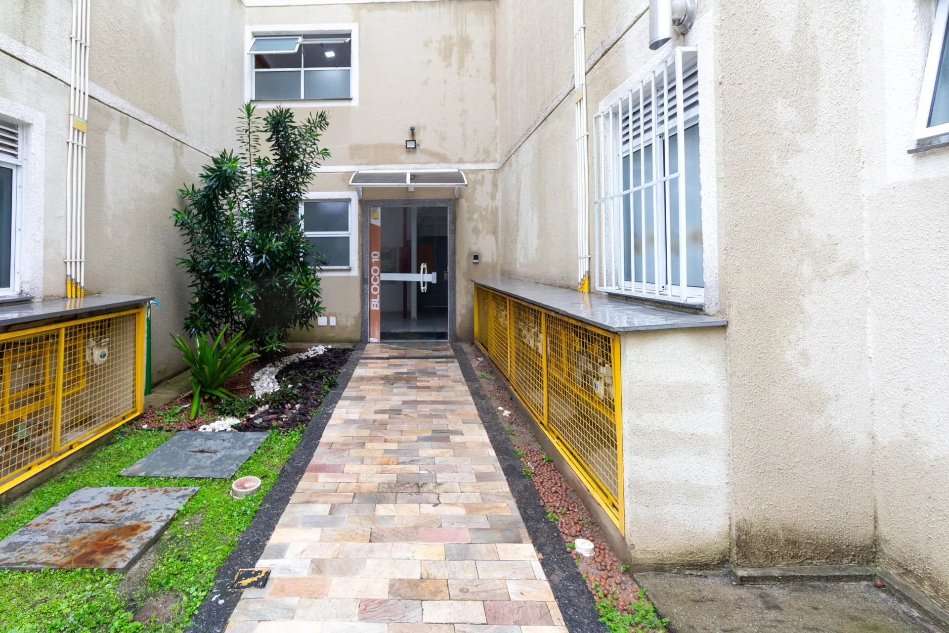 2-bedroom apartment in a building with a gym — photo 40