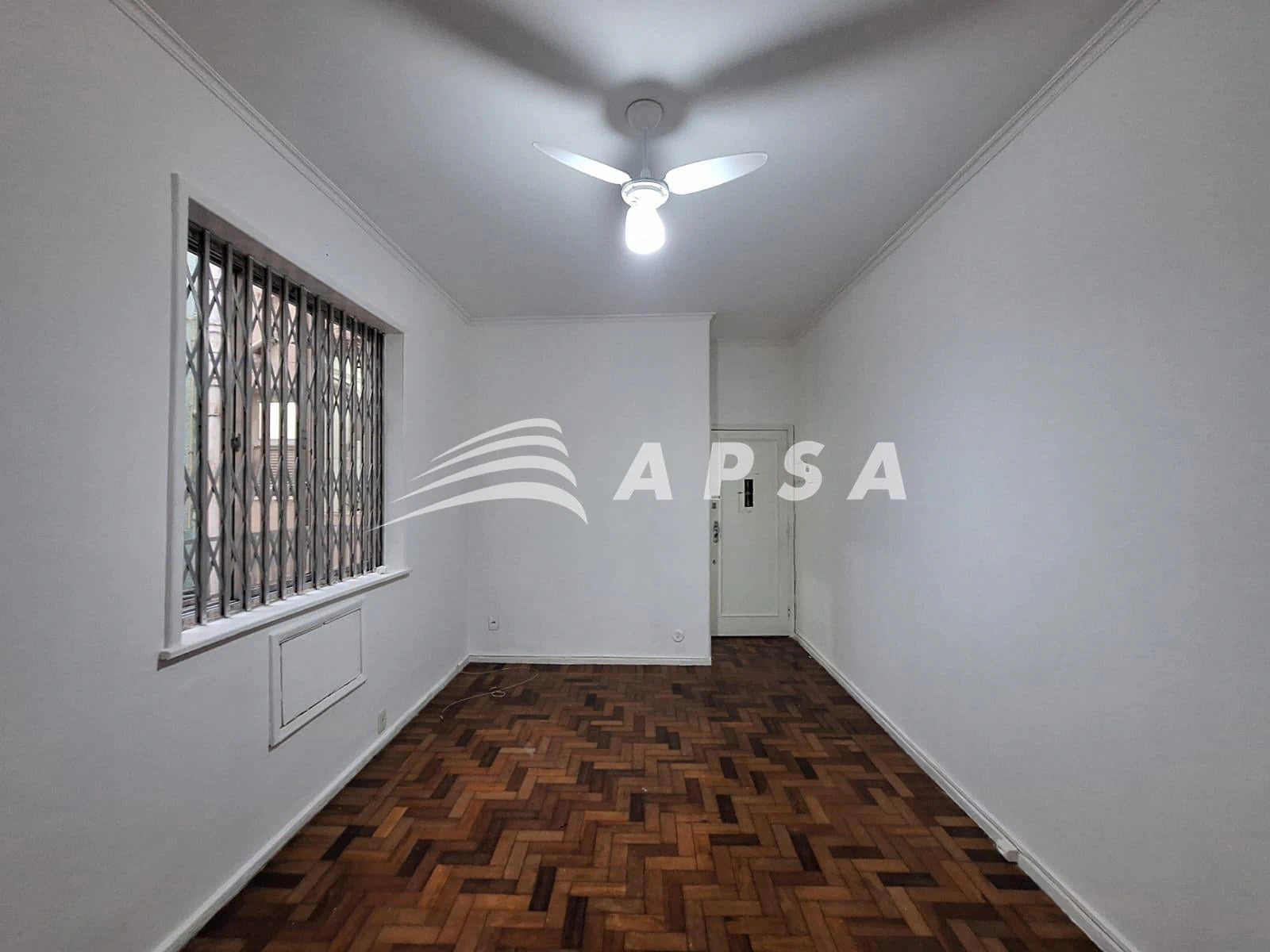 Apartamento de 2 quartos com piso de madeira ou laminado — photo 2
