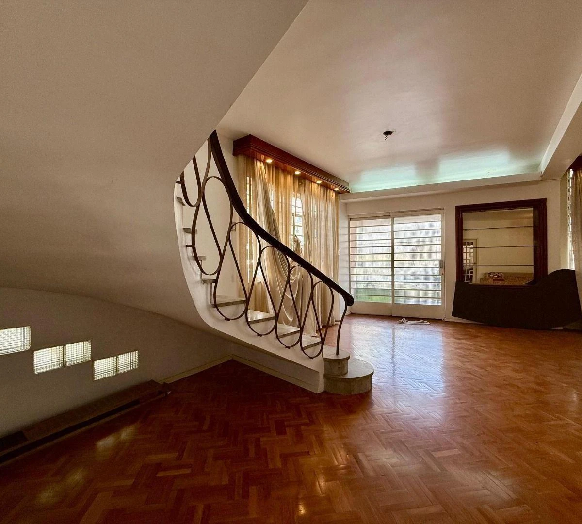 House, 286 m², with wood or laminate floors — photo 11