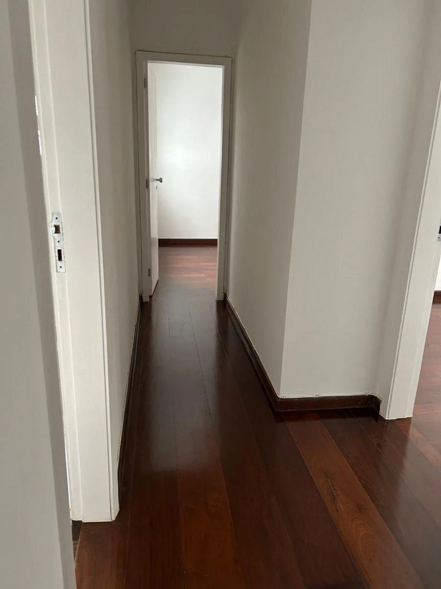 4-bedroom apartment with a walk-in closet — photo 34