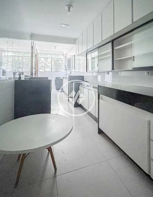 3-bedroom apartment with 2 en-suite baths and balcony — photo 2