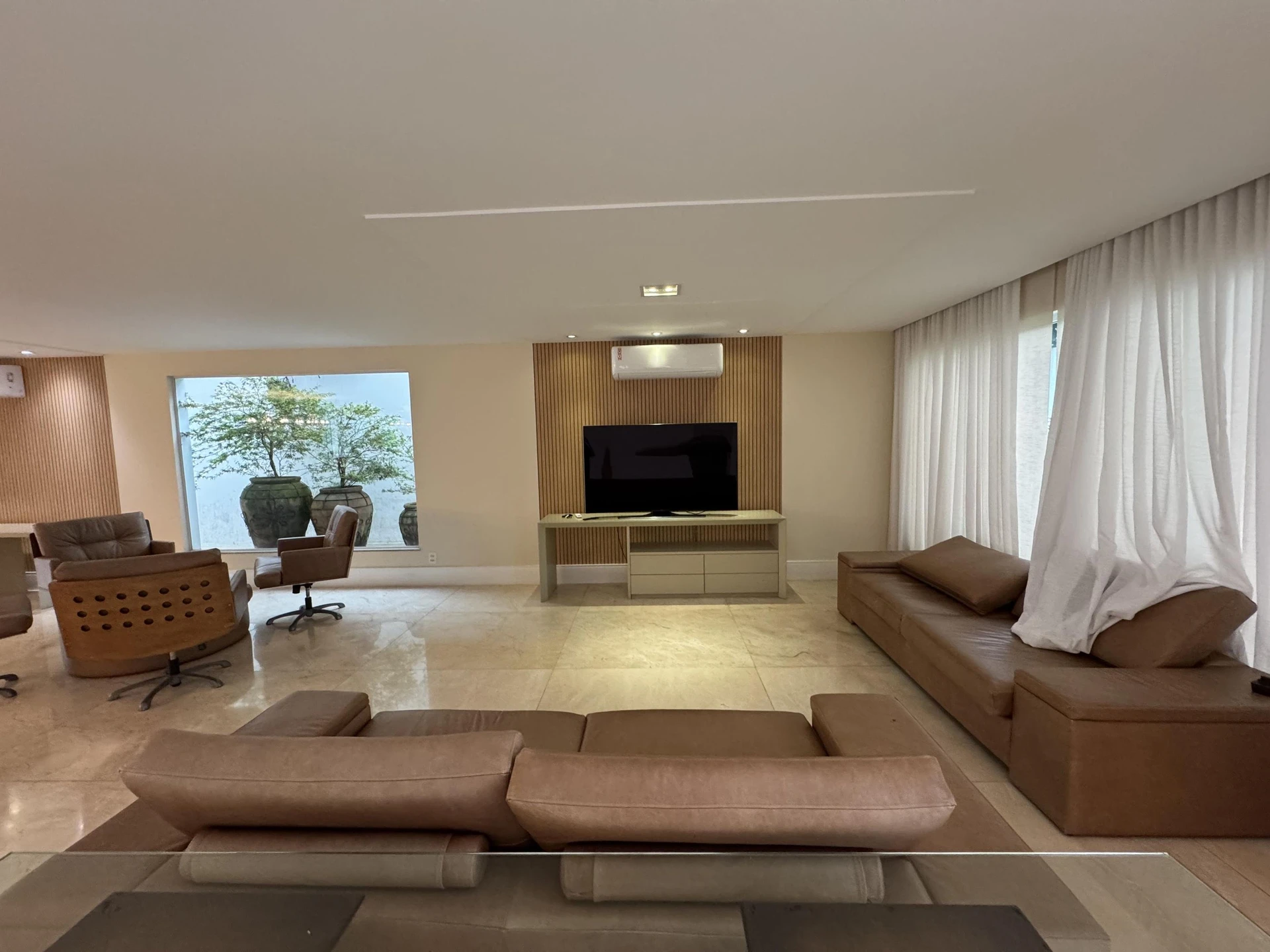 Bathtub in a 5-bedroom house, 1000 m² — photo 26