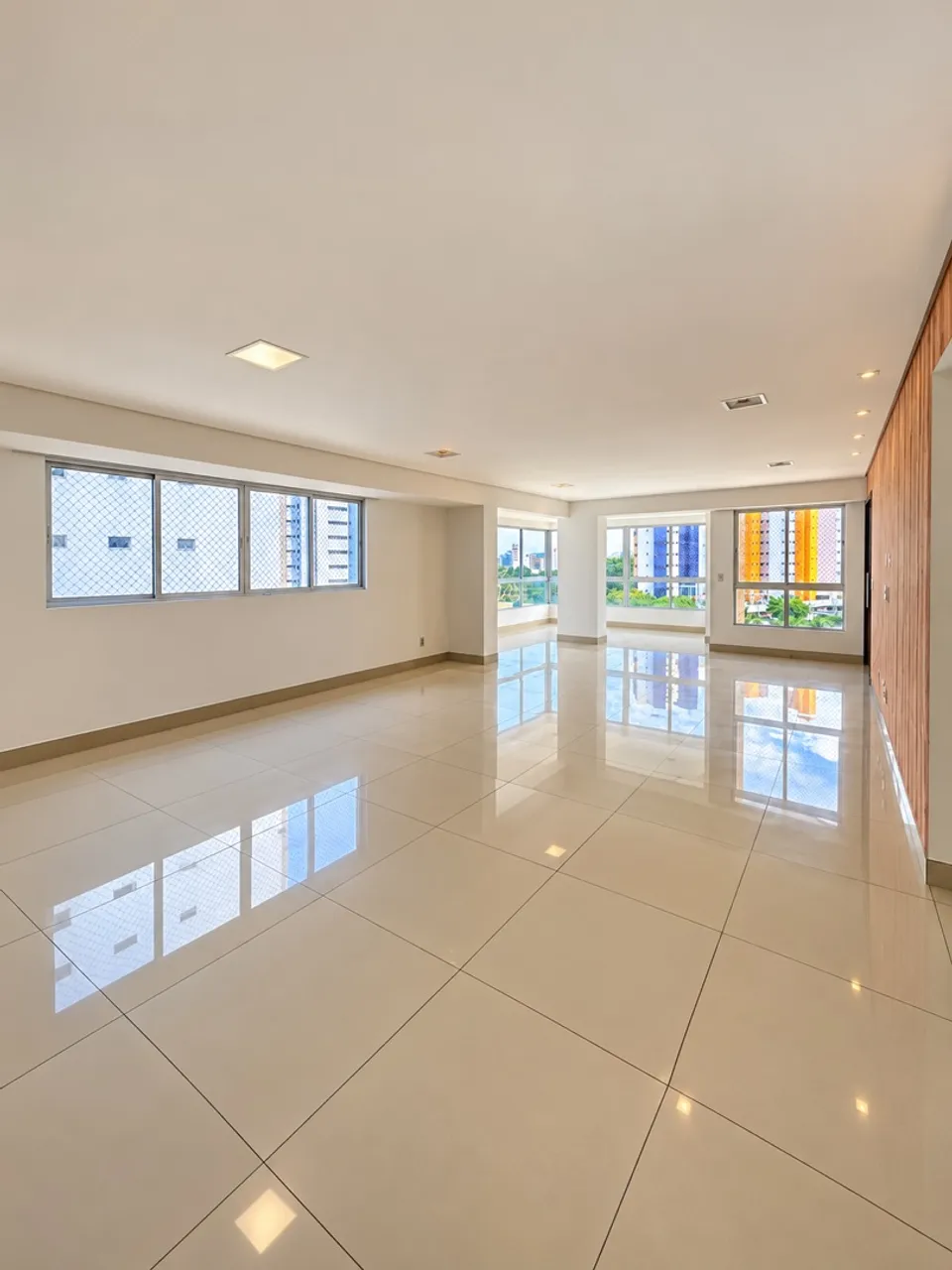 Apartamento de 220 m² com janelas do piso ao teto e closet