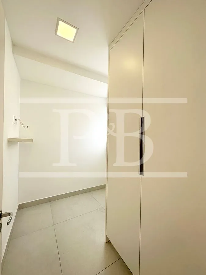 250 m² apartment with 4 bedrooms and a glassed-in balcony — photo 36