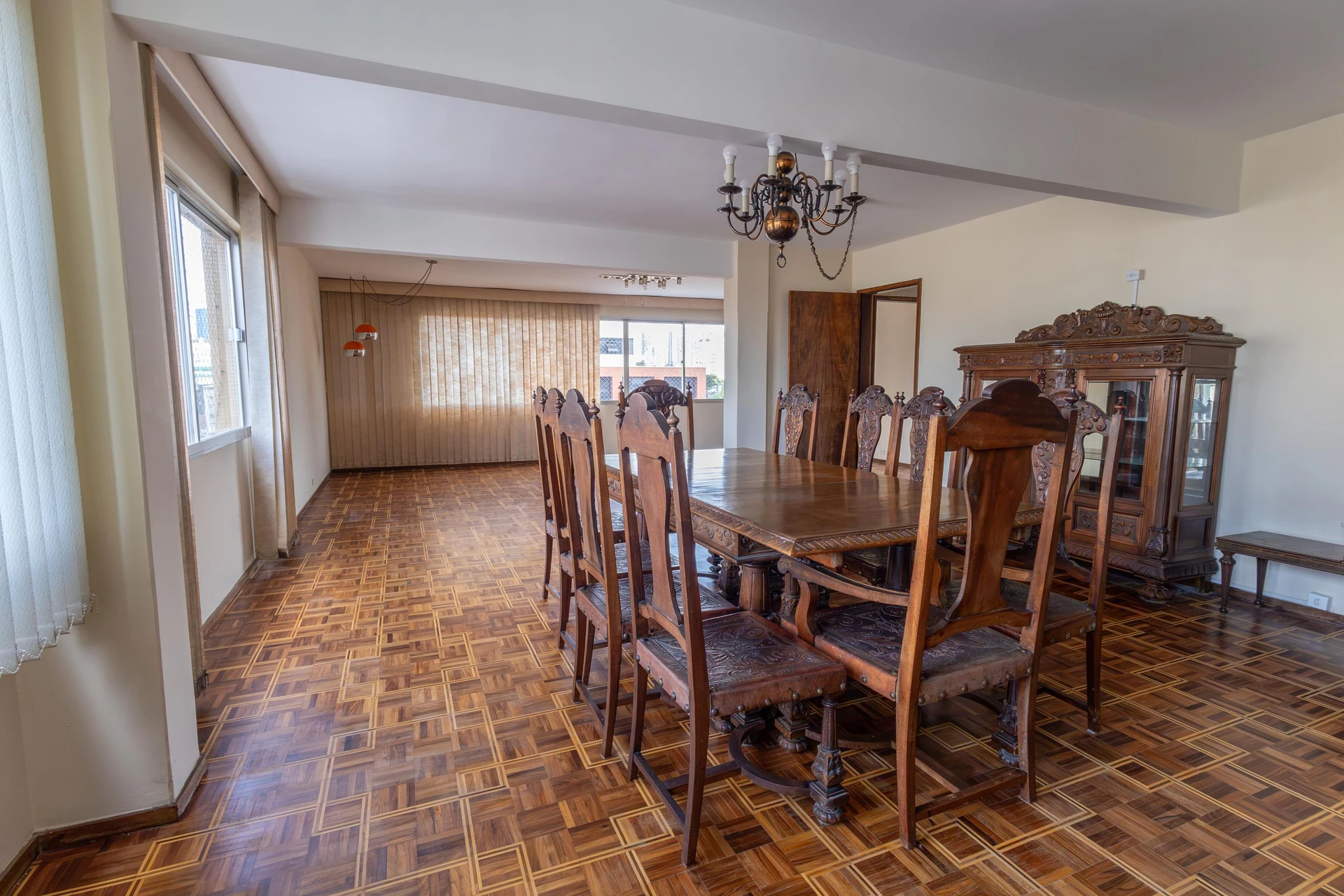Furnished apartment, 283 m², with a glass-enclosed balcony — photo 60