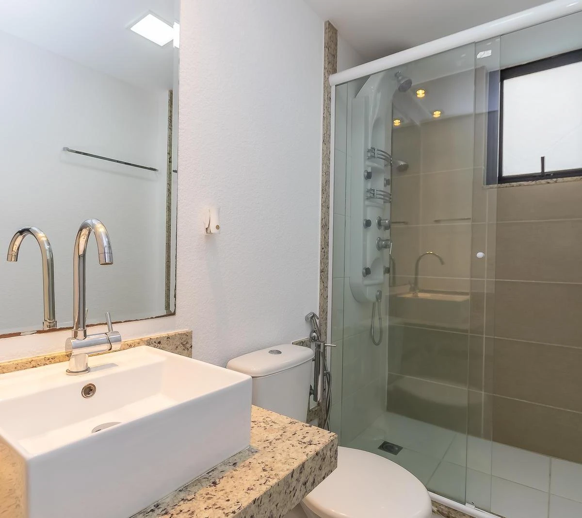 Квартира 71 м² с застеклённым балконом и панорамными окнами — photo 34