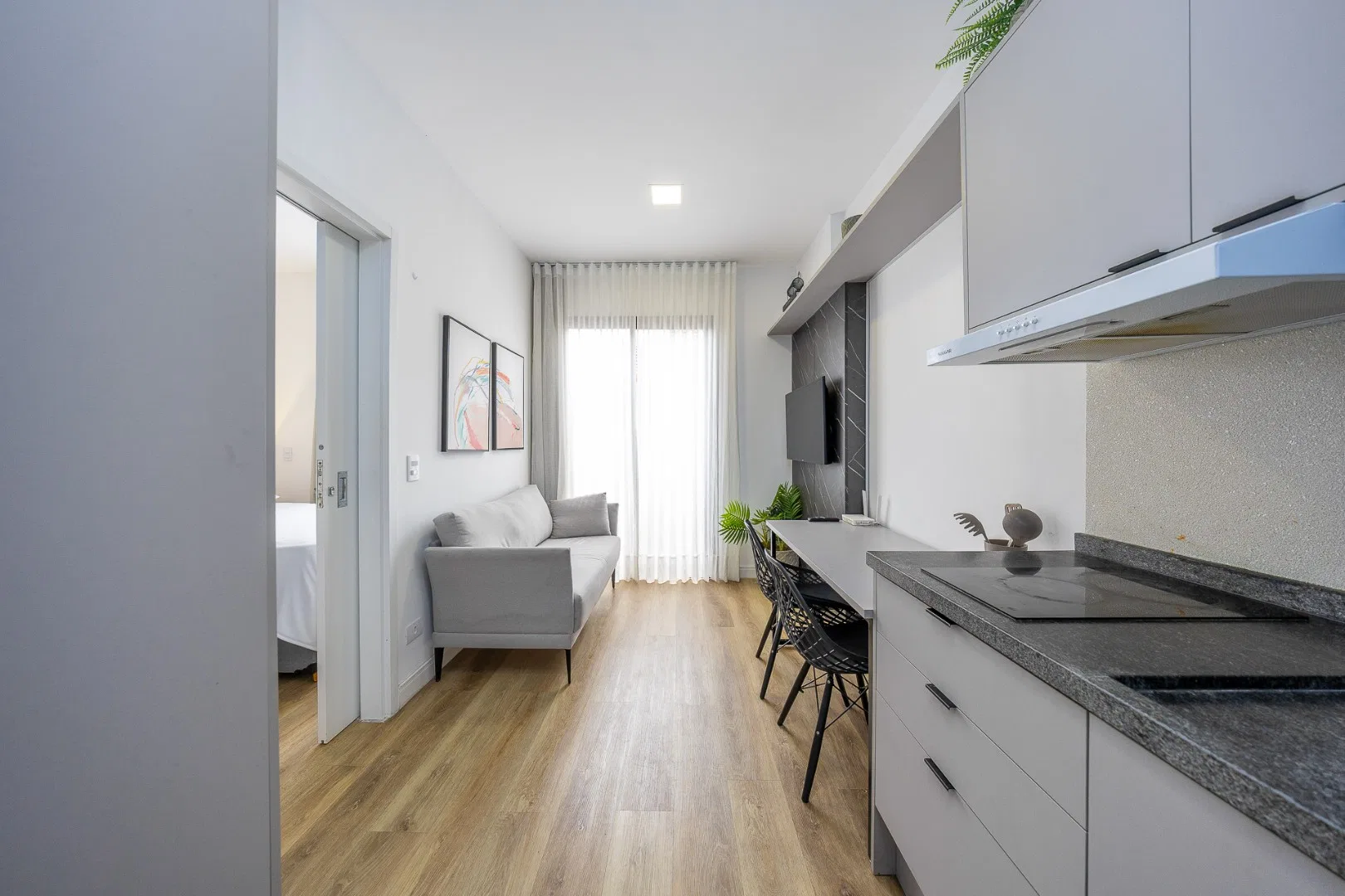 27 m² studio with a washing machine and a home office — photo 4