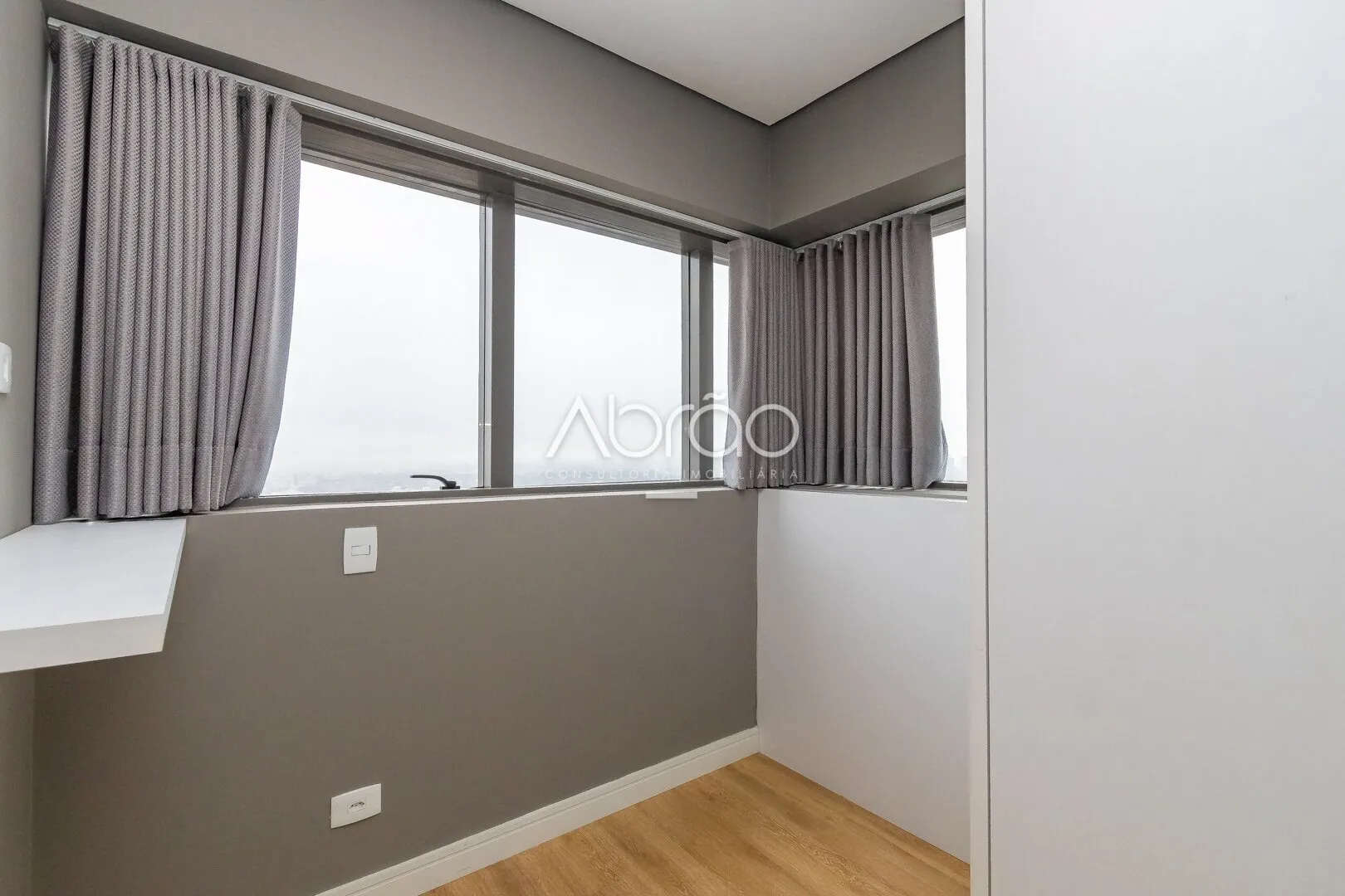 90 m² apartment with floor-to-ceiling windows and a bathtub — photo 19