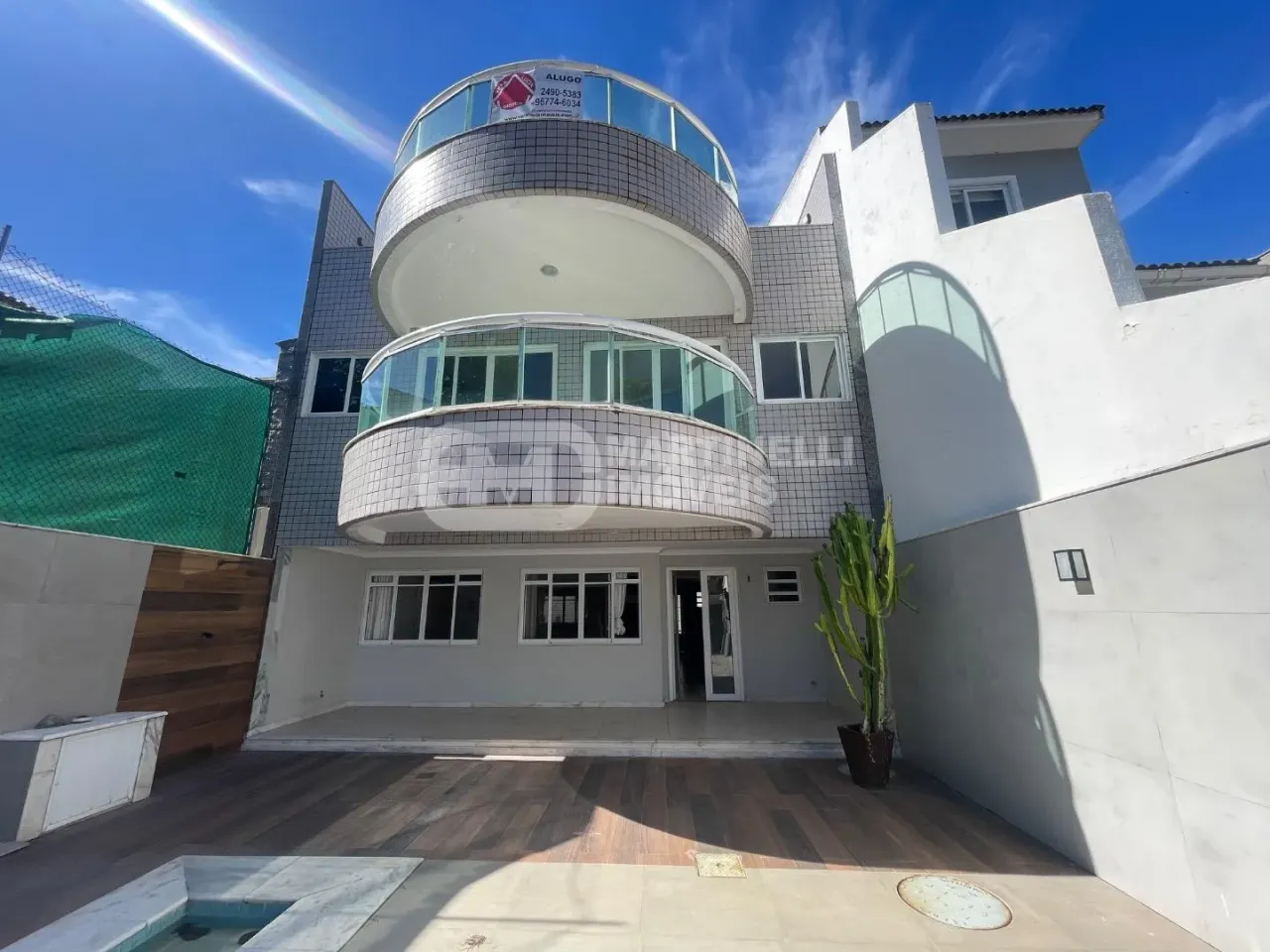 House with 4 bedrooms and 5 bathrooms and a separate kitchen — photo 9