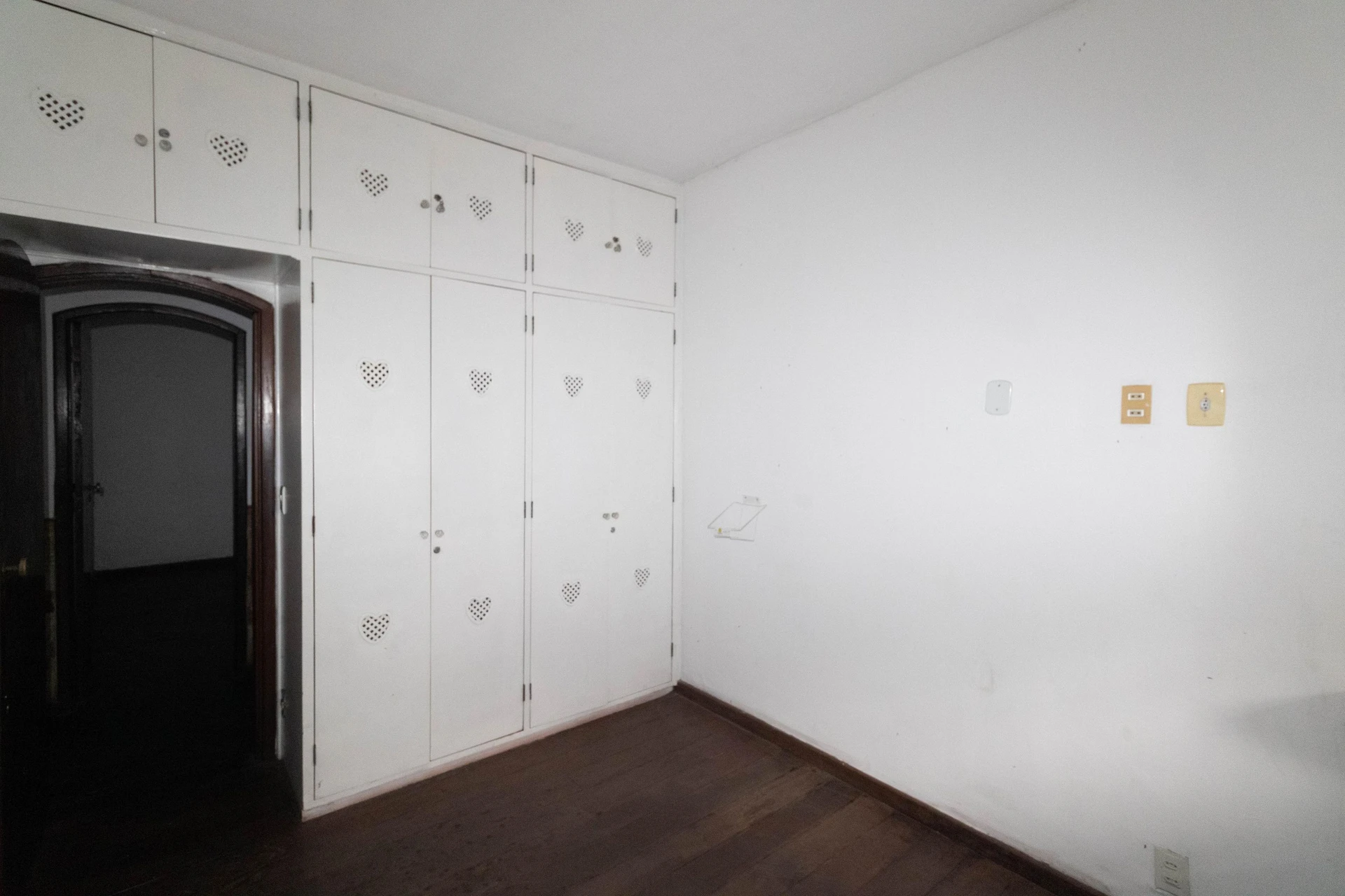 House with 4 bedrooms and 1 bathroom, separate kitchen — photo 30