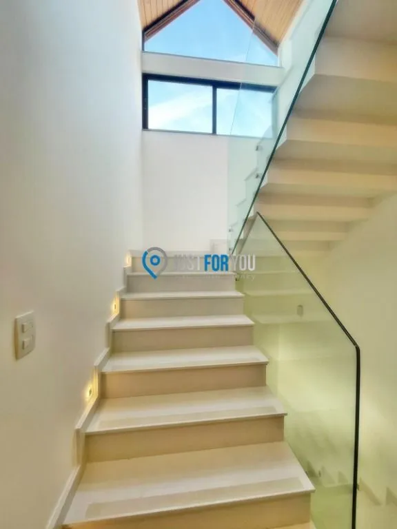 Furnished house with 4 en-suites and 330 m² plus 2 parking — photo 39
