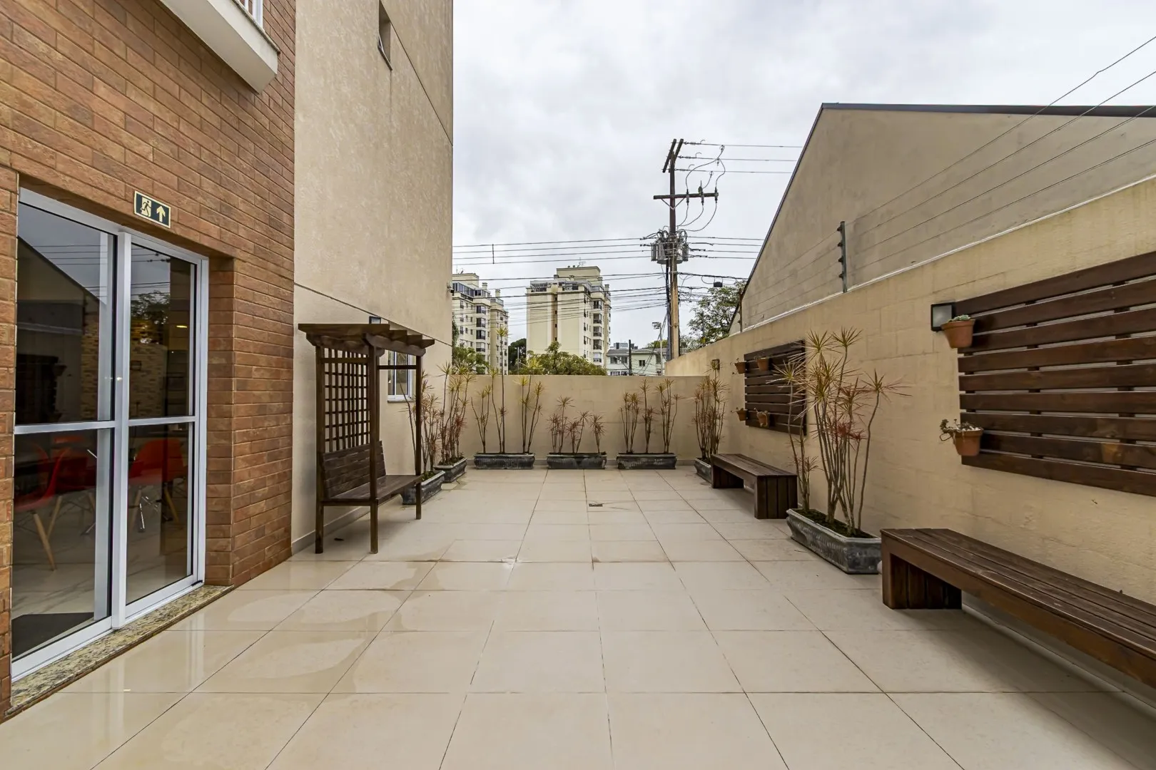 Balcony with a grill in a 2-bedroom apartment, 59 m² — photo 30