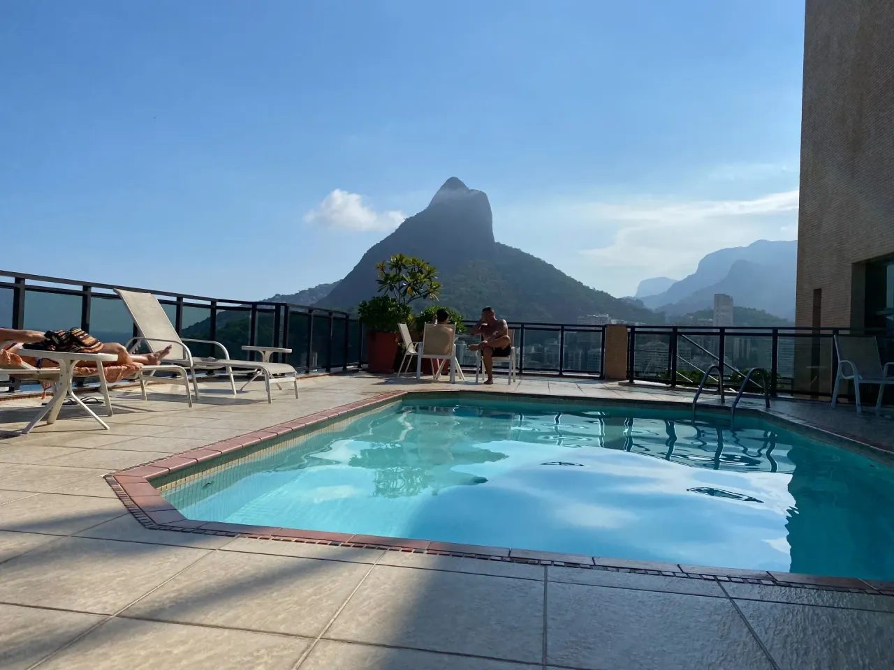 Furnished 1-bedroom apartment with city and water view — photo 4