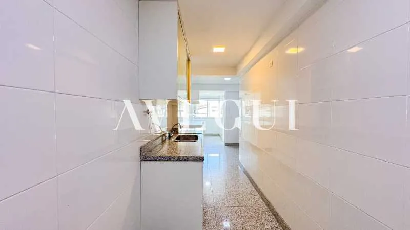 197 m² apartment with 4 bedrooms and a glass balcony — photo 27