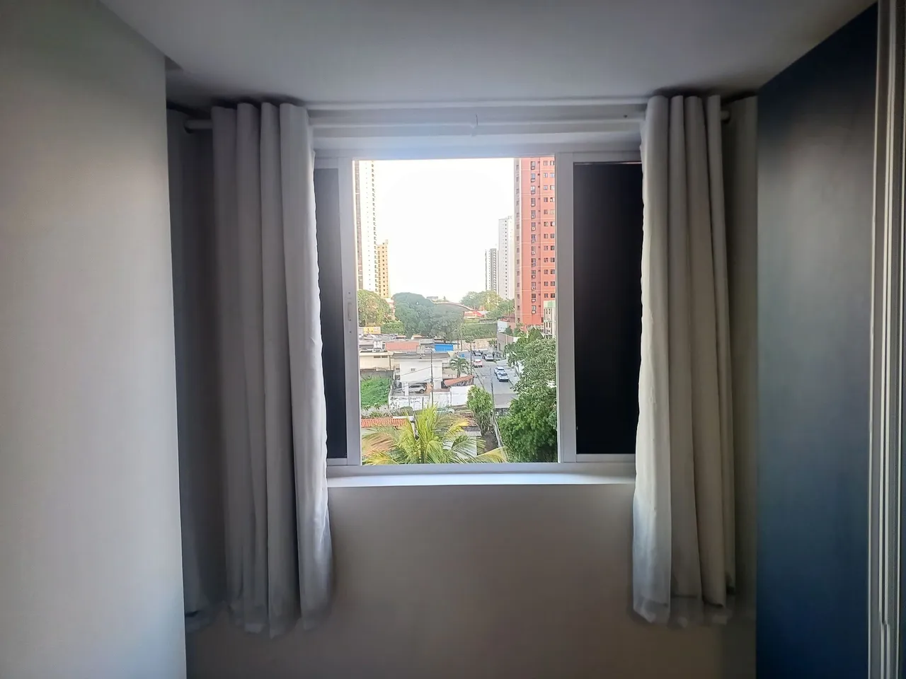 One-bedroom apartment in a building with a gym — photo 13
