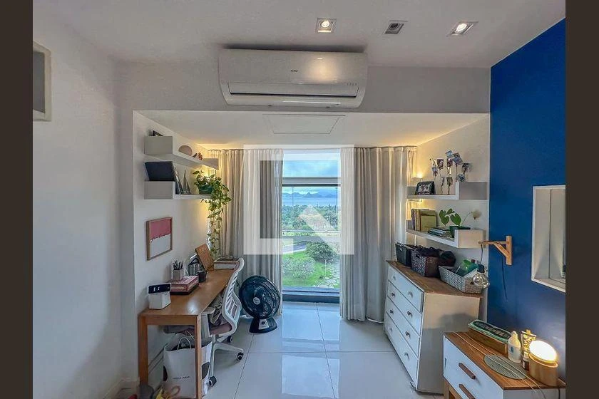 Furnished 2-bedroom apartment with a ready desk — photo 18
