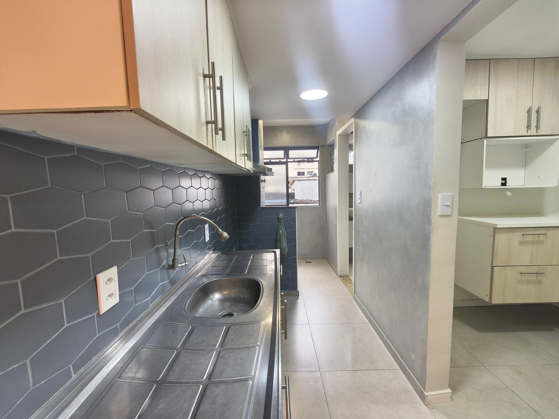 Unfurnished 2-bedroom apartment with a closed kitchen — photo 18