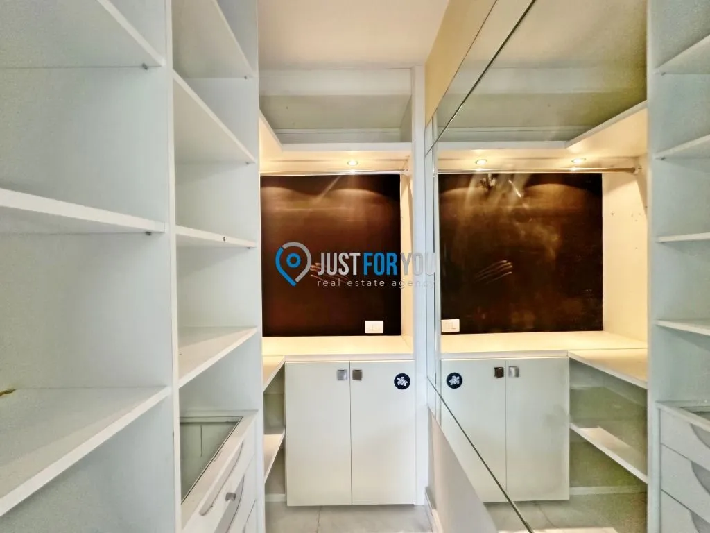 3-bedroom apartment with 5 bathrooms and 370 m² — photo 40